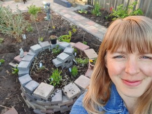 Trots op mijn net aangelegde tuin en eerste kruidenspiraal!